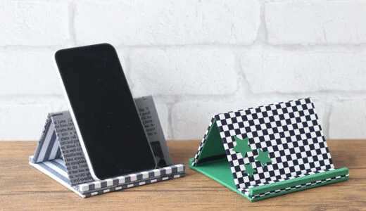 カルトナージュで制作されたスマートフォンスタンドの２つの作品の写真