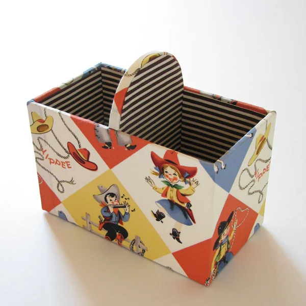 カルトナージュの家庭科教材作品リモコンスタンドの写真