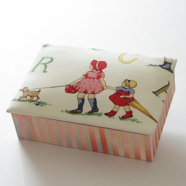 カルトナージュの家庭科教材作品小物入れの写真