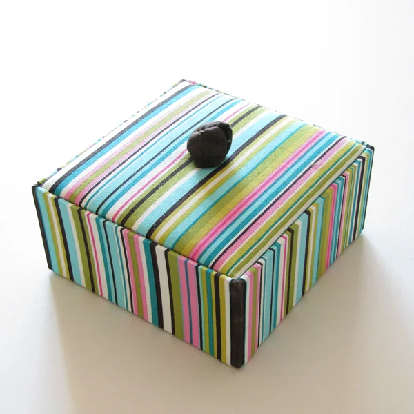 カルトナージュの家庭科教材作品小物入れの写真