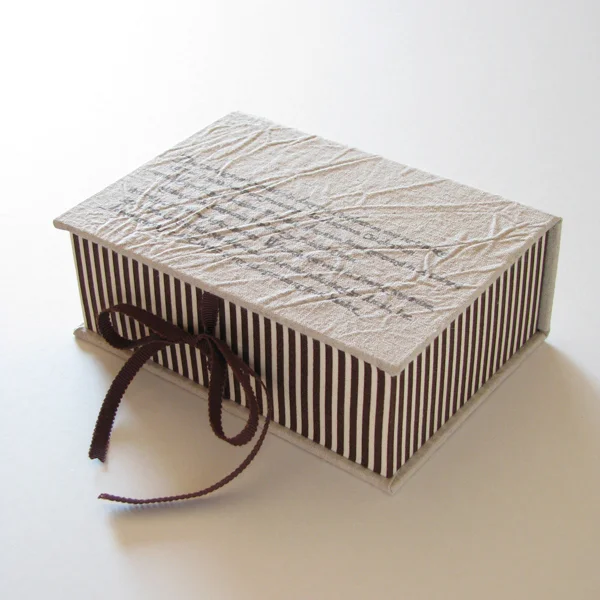 カルトナージュの家庭科教材作品小物入れケースの写真