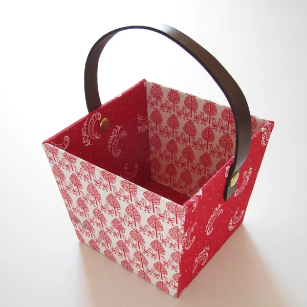 カルトナージュの家庭科教材作品小物入れケースの写真