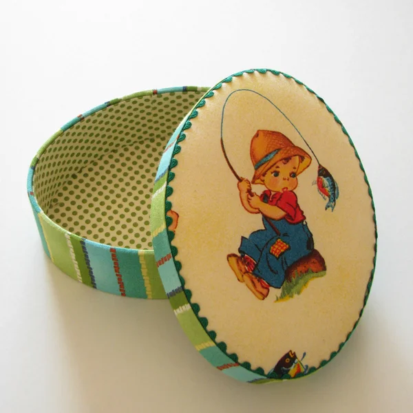 カルトナージュの家庭科教材作品円形小物入れの写真