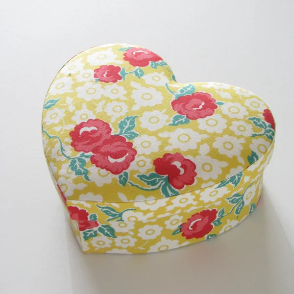 カルトナージュの家庭科教材作品ハート型小物入れの写真