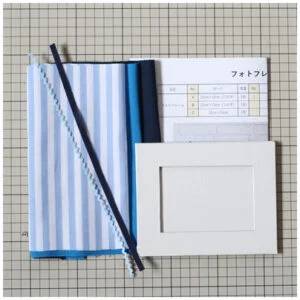 カルトナージュ教材に含まれる部品を並べた写真