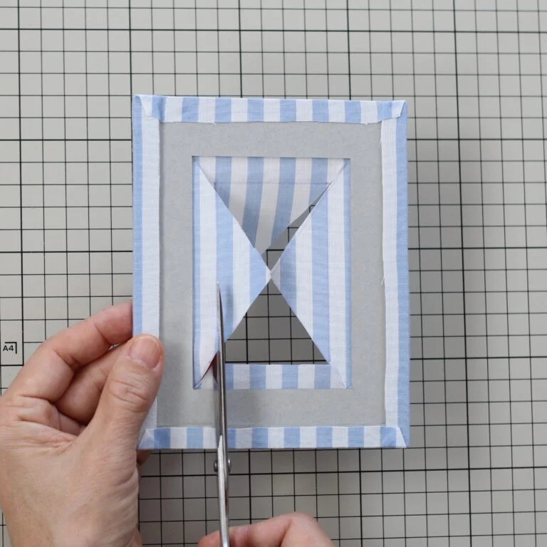 カルトナージュの家庭科教材でフォトフレームを制作する工程：ステップ１の２