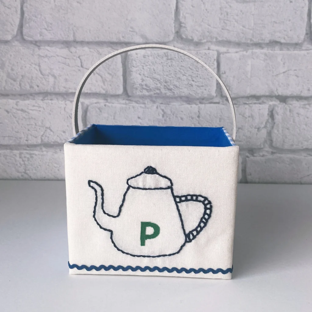 家庭科教材：刺繍＋カルトナージュの教材キット写真：黄色のペン立て完成写真