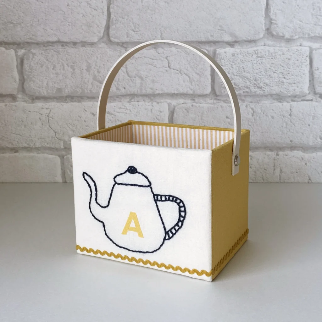 家庭科教材：刺繍＋カルトナージュの教材キット写真：青色のペン立て完成写真