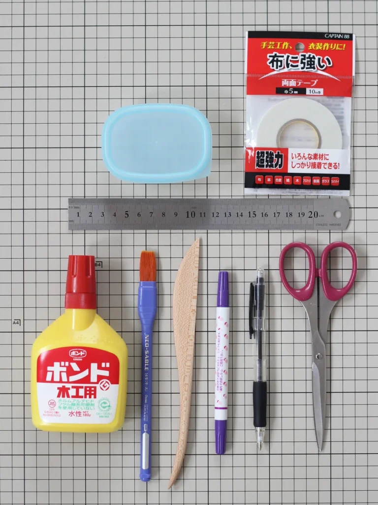 制作に必要な道具一式の写真(刷毛、ボンド、ボンド容器、布ハサミ、ヘラ、定規、チャコペン、両面テープ、針、糸)