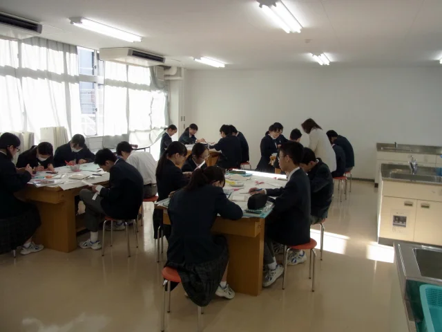 家庭科教材の導入事例：中学2年生の家庭科授業にてカルトナージュのノートカバーを約4時間かけて作成する生徒たちの様子：クラス全体の授業風景