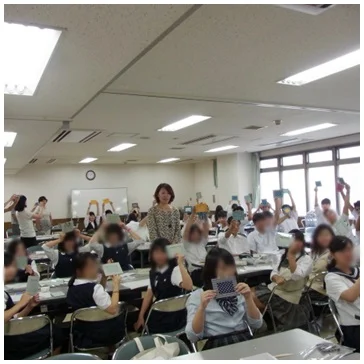 都内高等学校にて家庭科クラブ交流セミナーでカルトナージュ制作を実施した際のクラスの全体記念写真