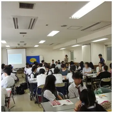 都内高等学校にて家庭科クラブ交流セミナーでカルトナージュ制作を実施した際の授業風景の写真