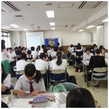 都内高等学校にて家庭科クラブ交流セミナーでカルトナージュ制作を実施した際の教室内での生徒たちの様子を撮影した写真