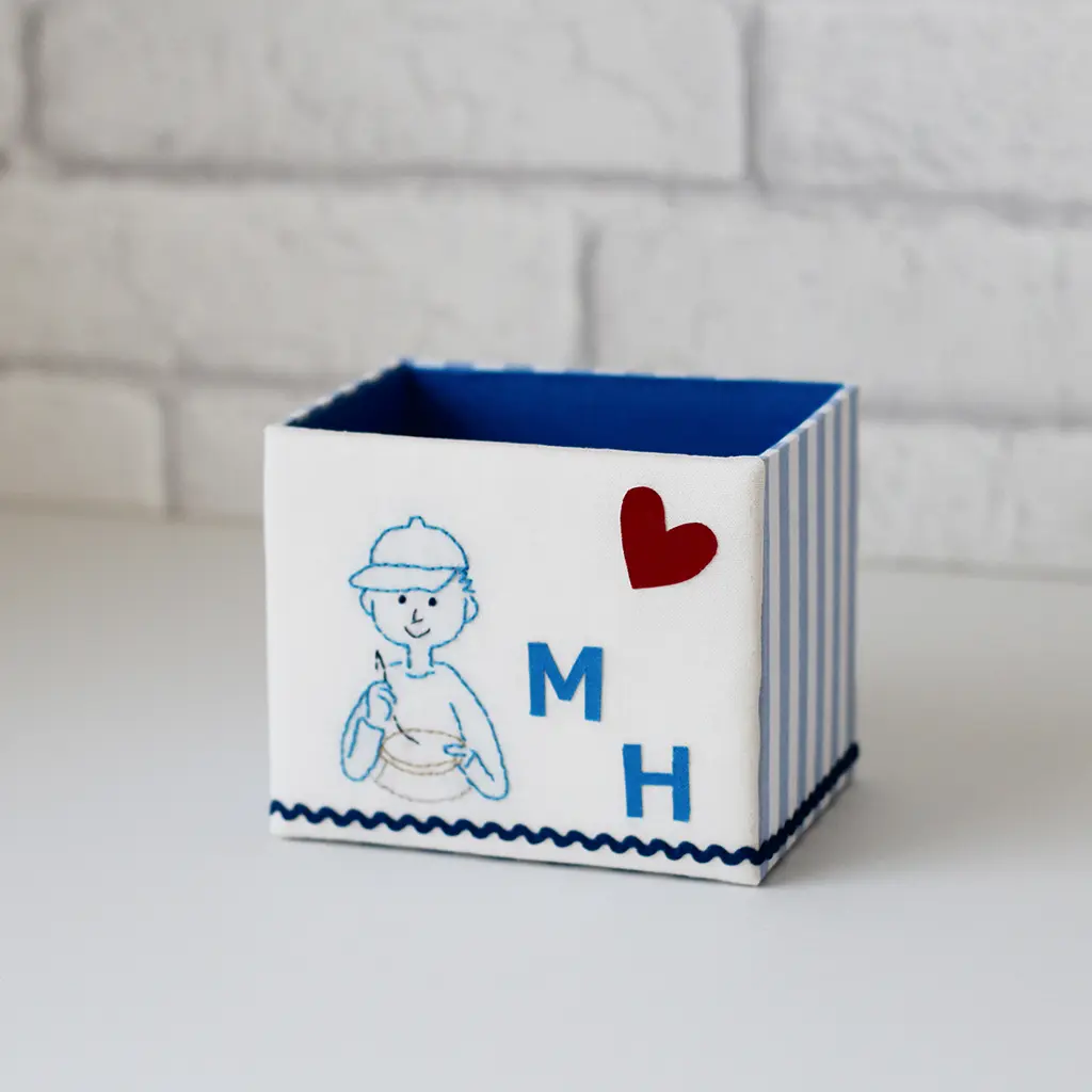 家庭科教材：刺繍のカルトナージュの教材キット写真：基本の箱の完成した作品：ブルー系