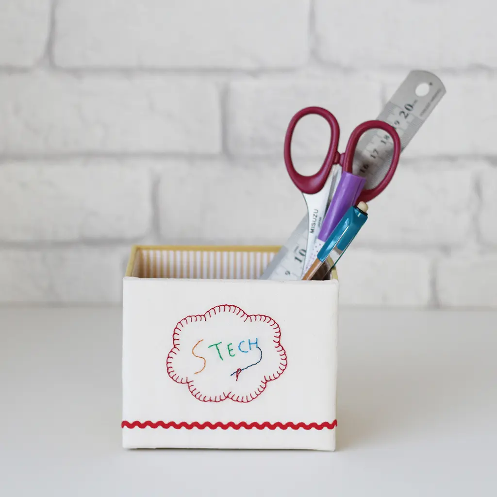 家庭科教材：刺繍のカルトナージュの教材キット写真：基本の箱の完成した作品：ホワイト系