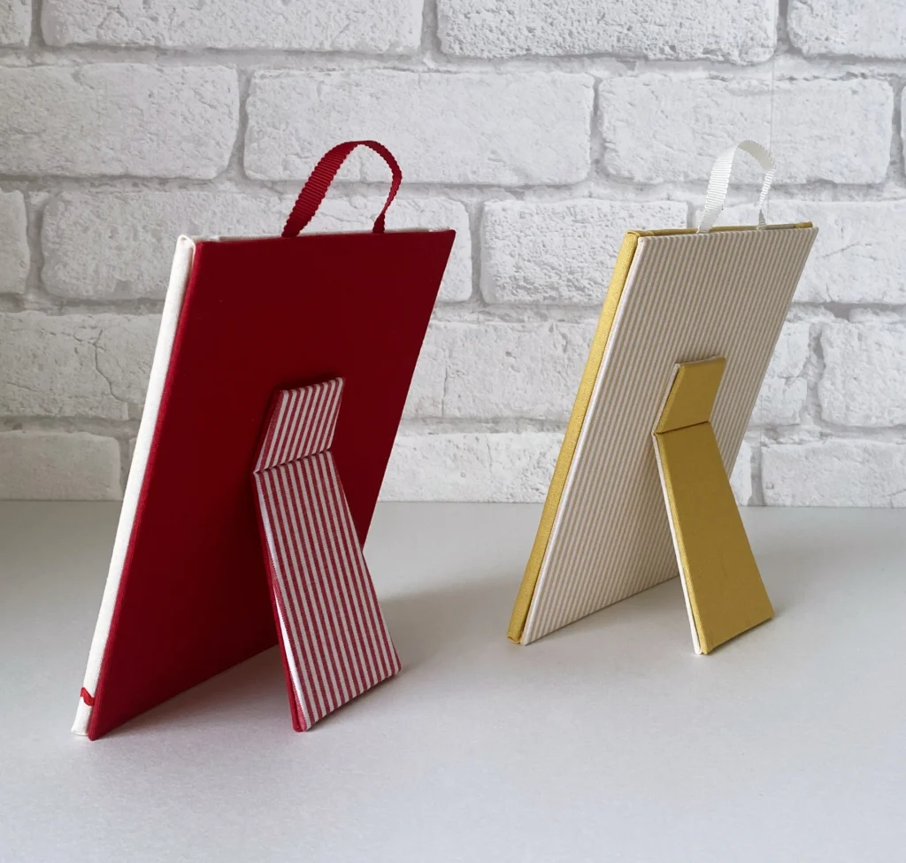 家庭科教材：刺繍＋カルトナージュの教材キット写真：フォトフレーム（刺繍）完成した裏面