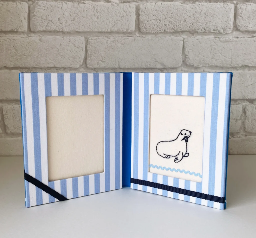 家庭科教材：刺繍＋カルトナージュの教材キット写真：ブルーのダブルフォトフレーム（刺繍）完成した表面