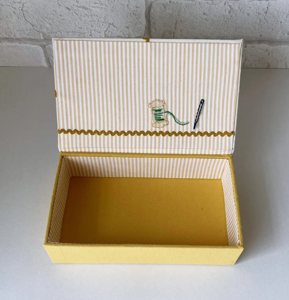 家庭科教材：刺繍＋カルトナージュの教材キット写真：お道具箱（刺繍）完成した作品の蓋を開けた状態