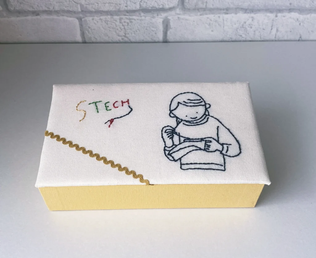 家庭科教材：刺繍＋カルトナージュの教材キット写真：お道具箱（刺繍）完成した作品の蓋を閉じた状態