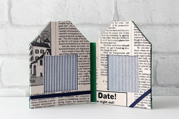 家庭科教材：カルトナージュの教材キット写真：ハウス型ダブルフォトフレームの完成した作品／表面の状態