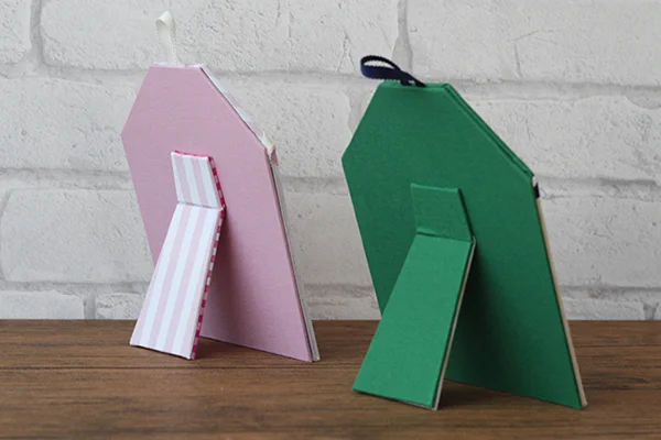 家庭科教材：カルトナージュの教材キット写真：ハウス型フォトフレームの完成した作品／２作品の裏面の状態