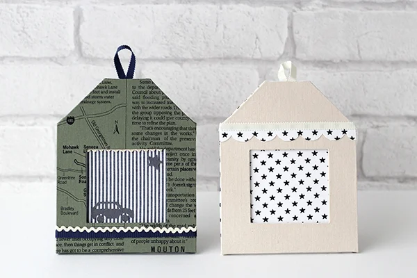 家庭科教材：カルトナージュの教材キット写真：ハウス型フォトフレームの完成した作品／２作品の表面の状態