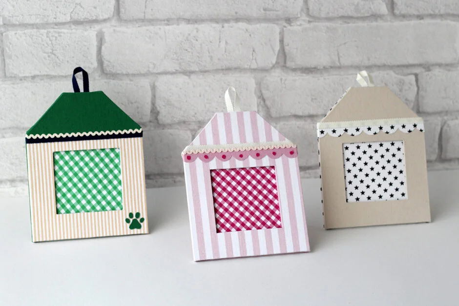 家庭科教材：カルトナージュの教材キット写真：ハウス型フォトフレームの完成した作品／３作品の表面の状態