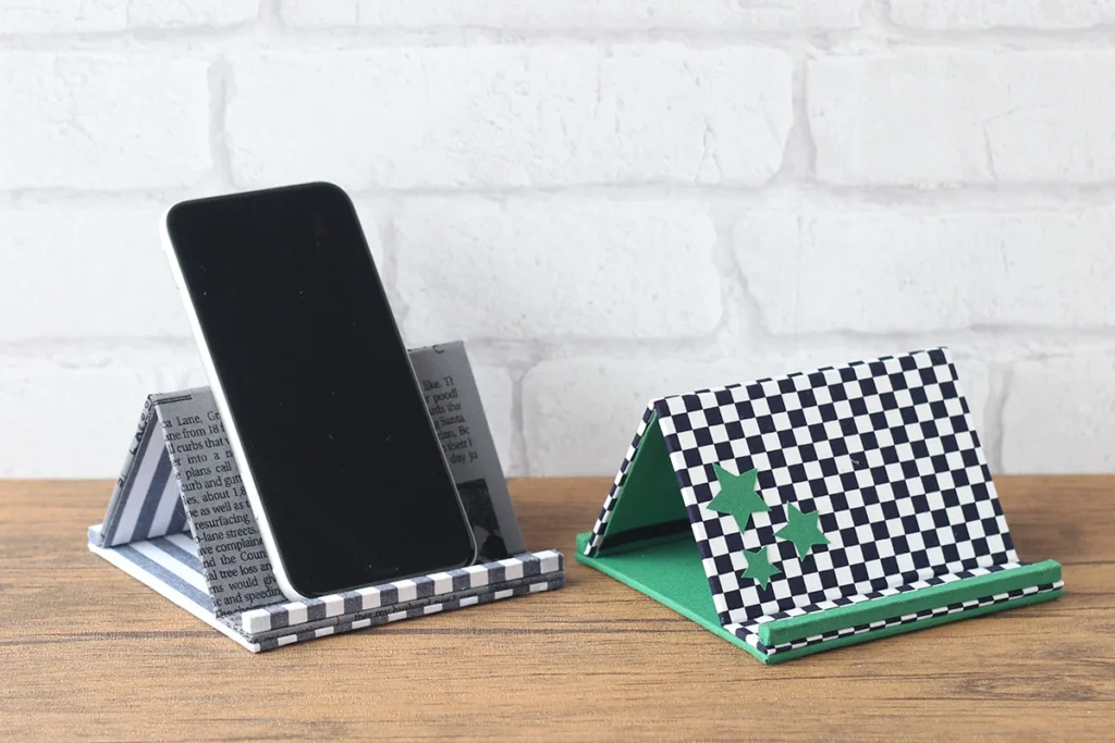 家庭科教材：カルトナージュの教材キット写真：スマホスタンドの完成写真