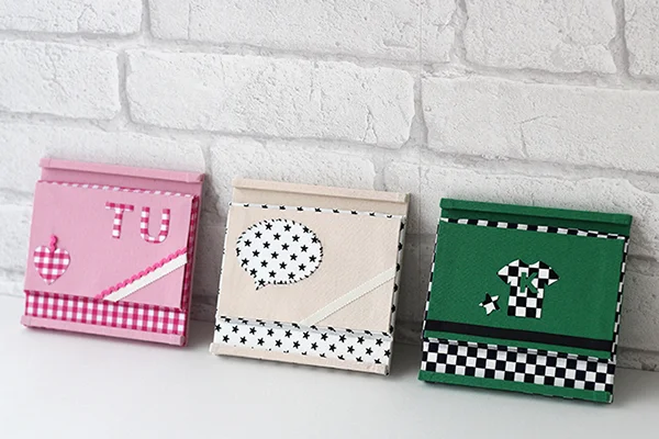 家庭科教材：カルトナージュの教材キット写真：スマホスタンドの完成した作品／閉じた状態