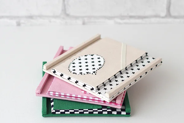 家庭科教材：カルトナージュの教材キット写真：スマホスタンドの完成した作品／３作品を重ねた状態