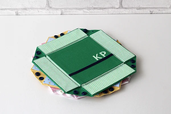 家庭科教材:カルトナージュの教材キット写真:スナップトレーの完成した作品/3作品を重ねた状態